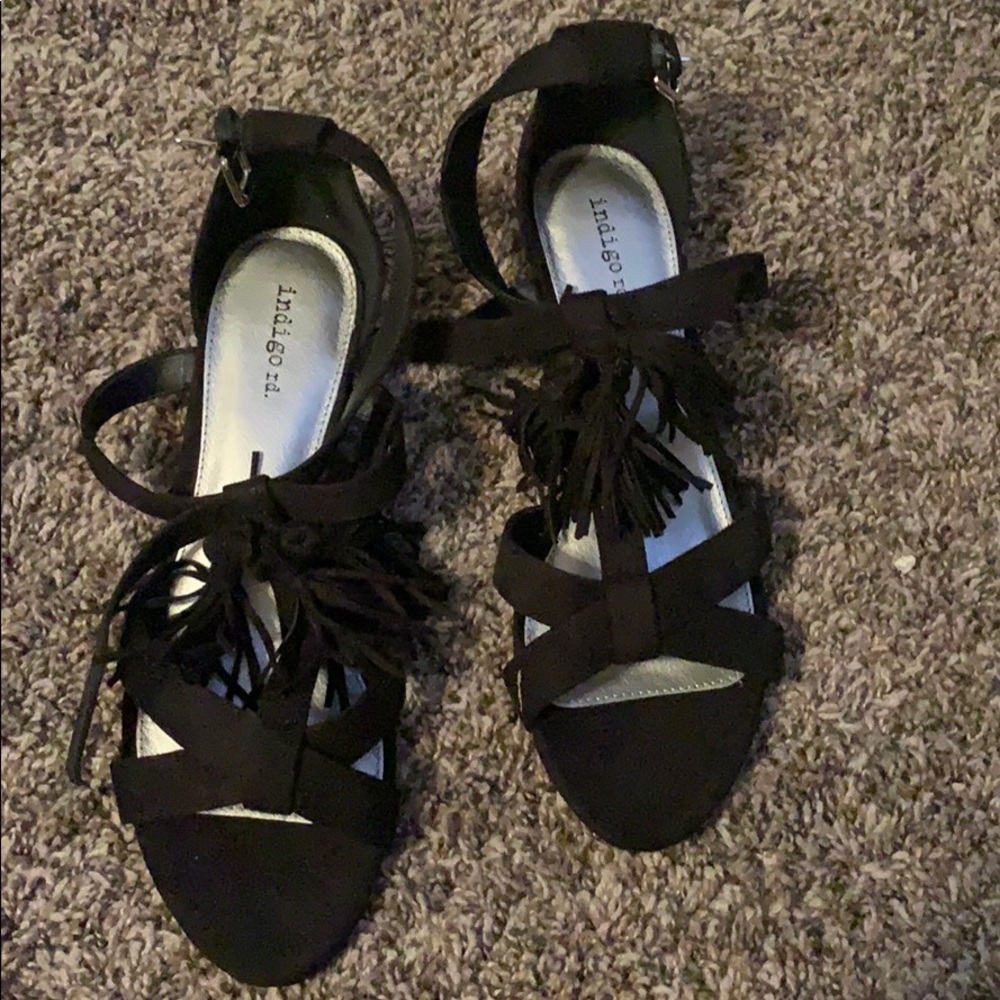 Low wedge black sandals